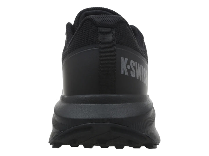 Tenis deportivos K-Swiss modelo K-Hiker en color negro con detalles en gris y suela robusta.