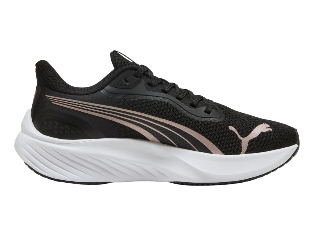 Tenis PUMA Pounce Lite para mujer en color negro con detalles en oro rosa y suela blanca.