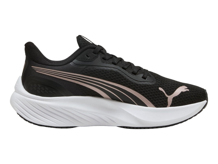 Tenis PUMA Pounce Lite para mujer en color negro con detalles en oro rosa y suela blanca.