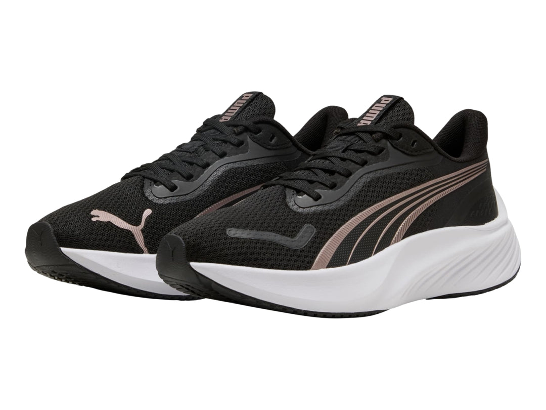 Tenis PUMA Pounce Lite para mujer en color negro con detalles en oro rosa y suela blanca.