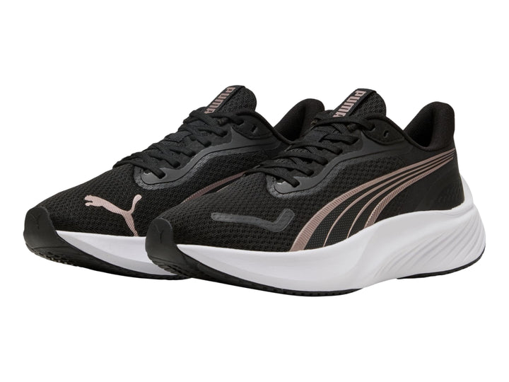 Tenis PUMA Pounce Lite para mujer en color negro con detalles en oro rosa y suela blanca.