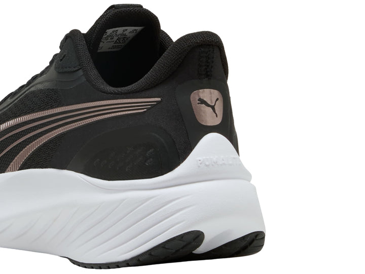 Tenis PUMA Pounce Lite para mujer en color negro con detalles en oro rosa y suela blanca.