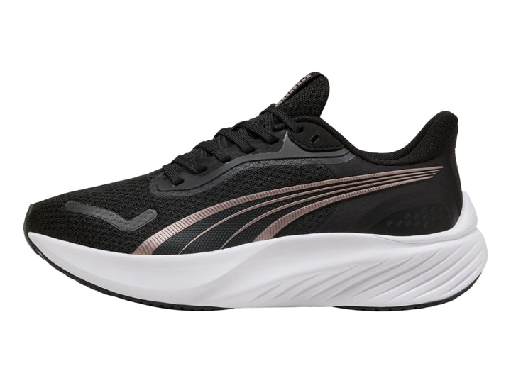 Tenis PUMA Pounce Lite para mujer en color negro con detalles en oro rosa y suela blanca.