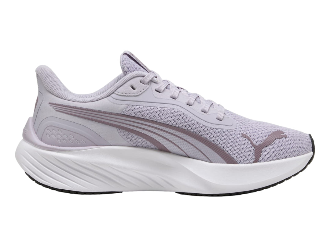 Tenis deportivos PUMA color morado lilac crush con suela blanca y detalles en morado oscuro.