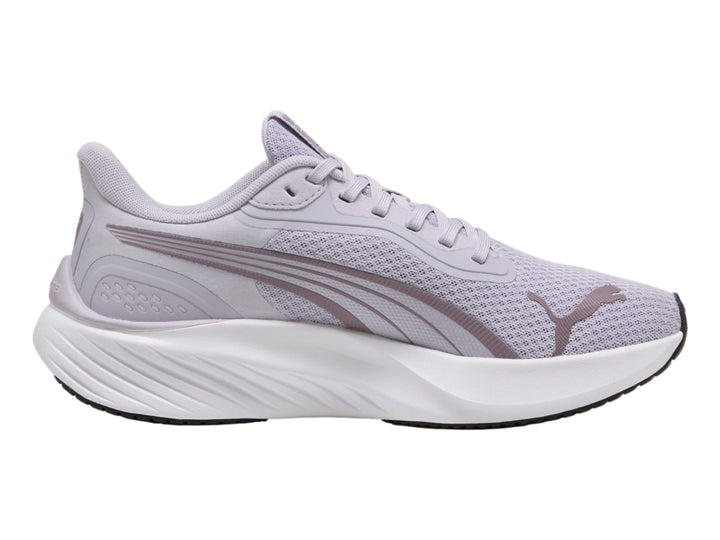 Tenis deportivos PUMA color morado lilac crush con suela blanca y detalles en morado oscuro.