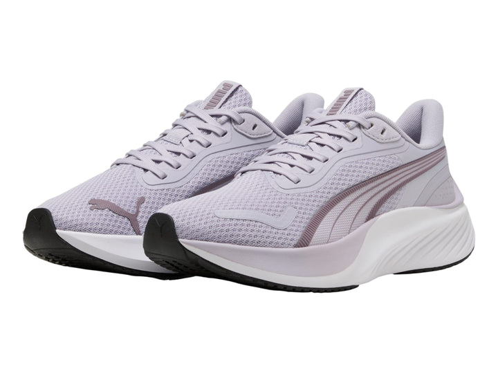Tenis deportivos PUMA color morado lilac crush con suela blanca y detalles en morado oscuro.
