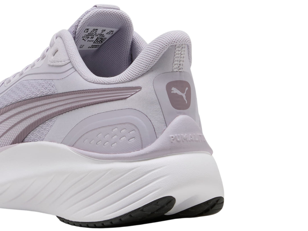Tenis deportivos PUMA color morado lilac crush con suela blanca y detalles en morado oscuro.