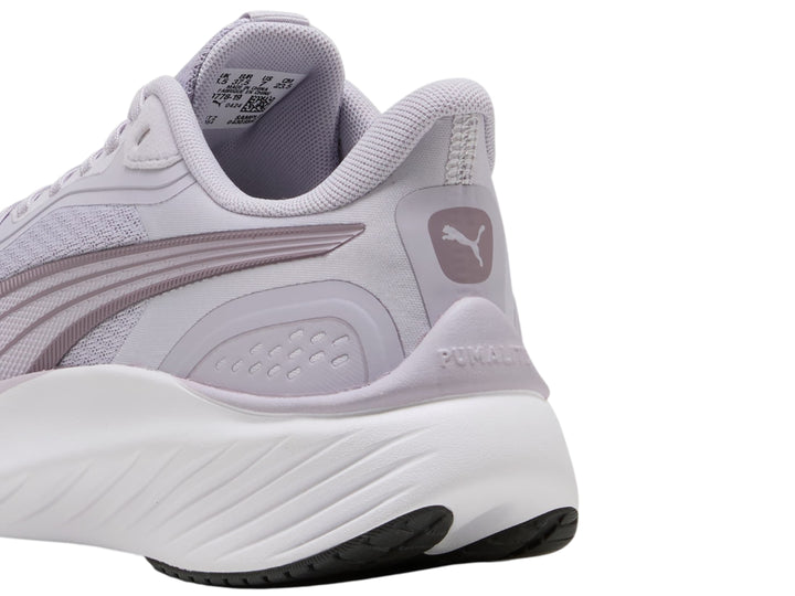 Tenis deportivos PUMA color morado lilac crush con suela blanca y detalles en morado oscuro.