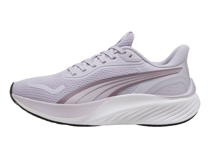 Tenis deportivos PUMA color morado lilac crush con suela blanca y detalles en morado oscuro.