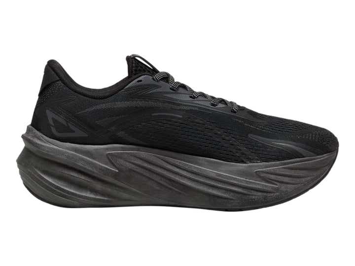 Tenis deportivos PUMA Maxima Pro color negro con suela gruesa y diseño moderno.