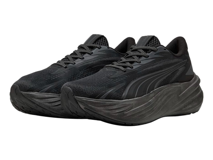 Tenis deportivos PUMA Maxima Pro color negro con suela gruesa y diseño moderno.