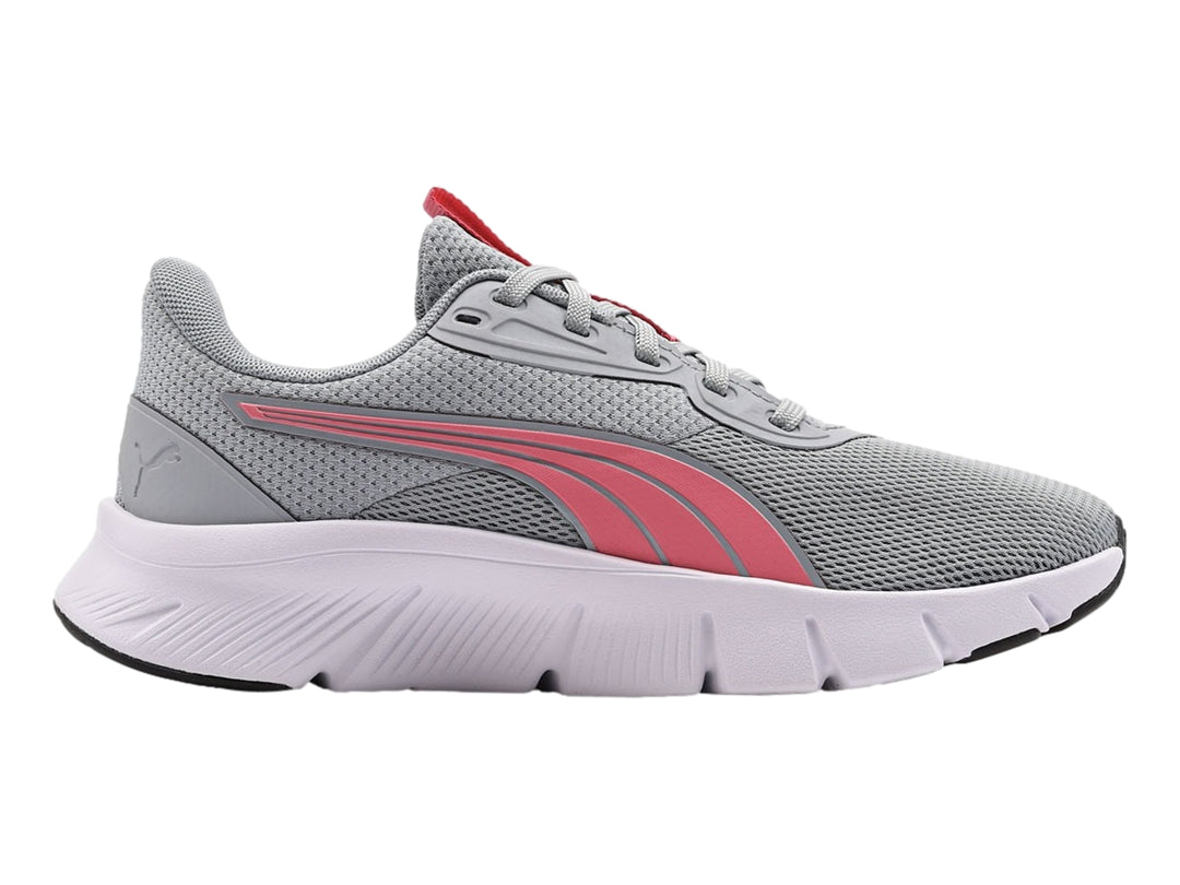 Tenis PUMA color gris con detalles en rosa y suela blanca.