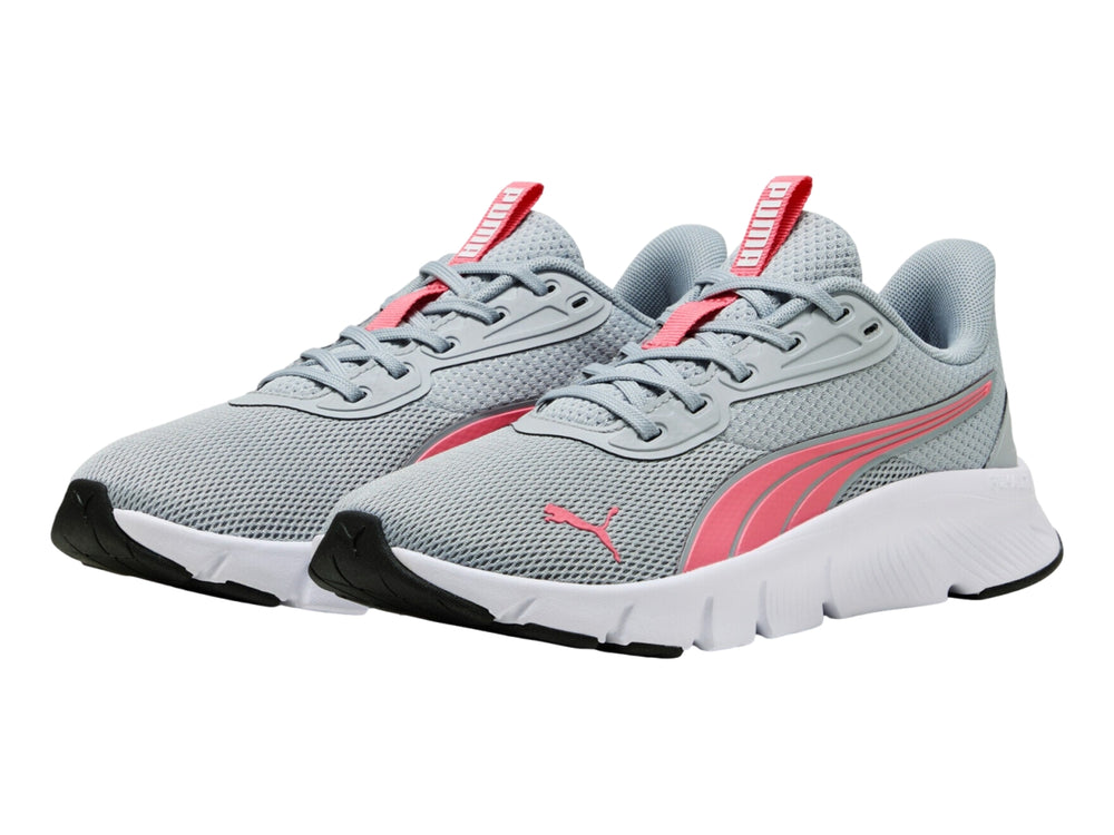 Tenis PUMA color gris con detalles en rosa y suela blanca.