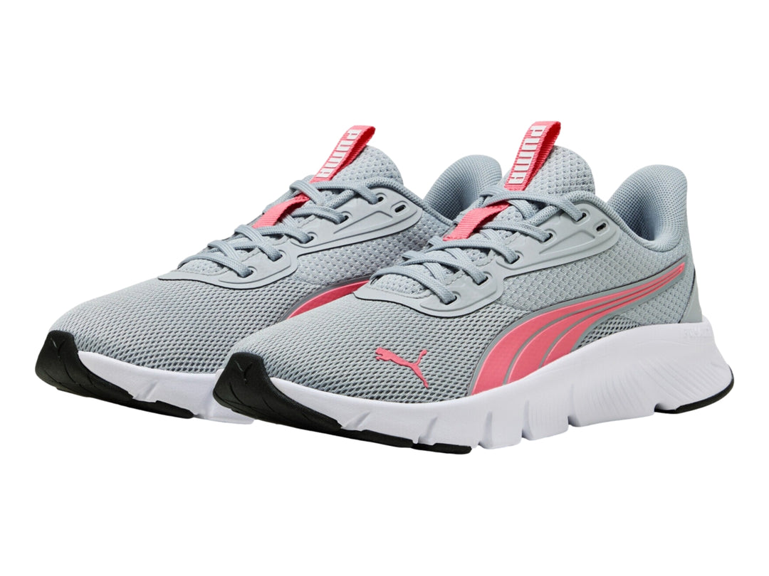 Tenis PUMA color gris con detalles en rosa y suela blanca.