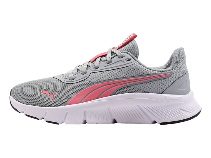 Tenis PUMA color gris con detalles en rosa y suela blanca.