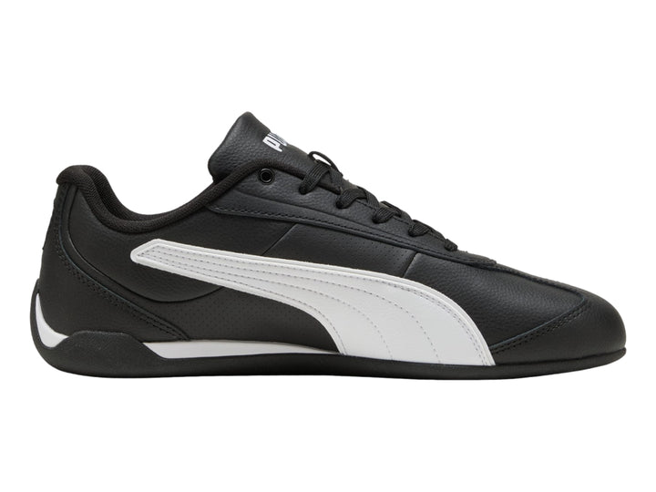 Tenis PUMA Replicatch en color negro con franja blanca lateral y agujetas negras.