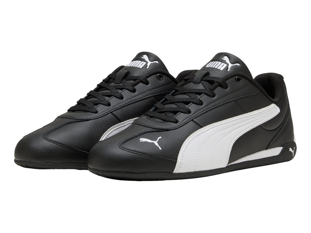 Tenis PUMA Replicatch en color negro con franja blanca lateral y agujetas negras.