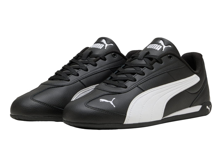 Tenis PUMA Replicatch en color negro con franja blanca lateral y agujetas negras.