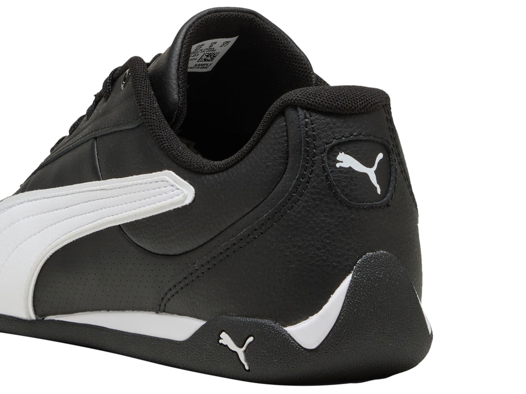 Tenis PUMA Replicatch en color negro con franja blanca lateral y agujetas negras.