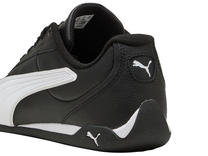 Tenis PUMA Replicatch en color negro con franja blanca lateral y agujetas negras.