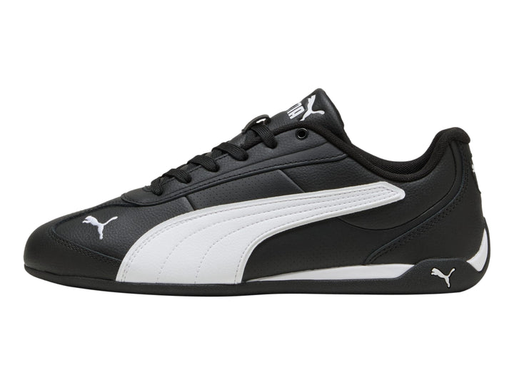 Tenis PUMA Replicatch en color negro con franja blanca lateral y agujetas negras.