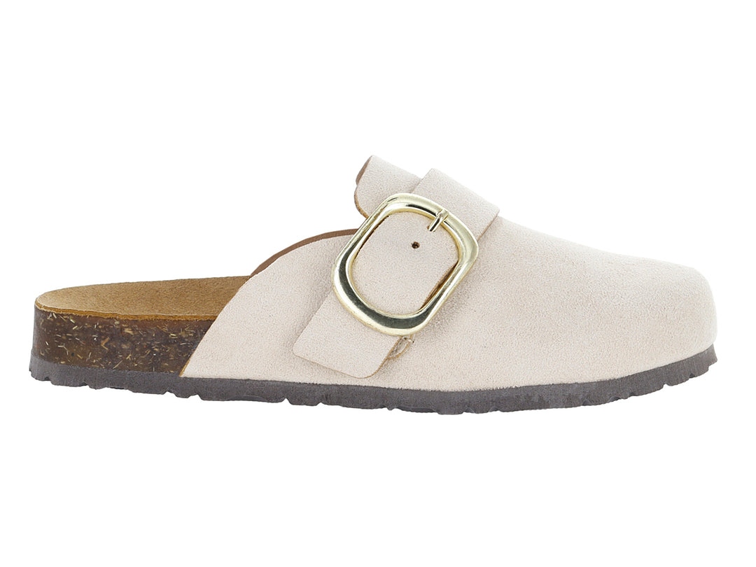 Zapatilla beige de textil con hebilla dorada y suela de corcho.