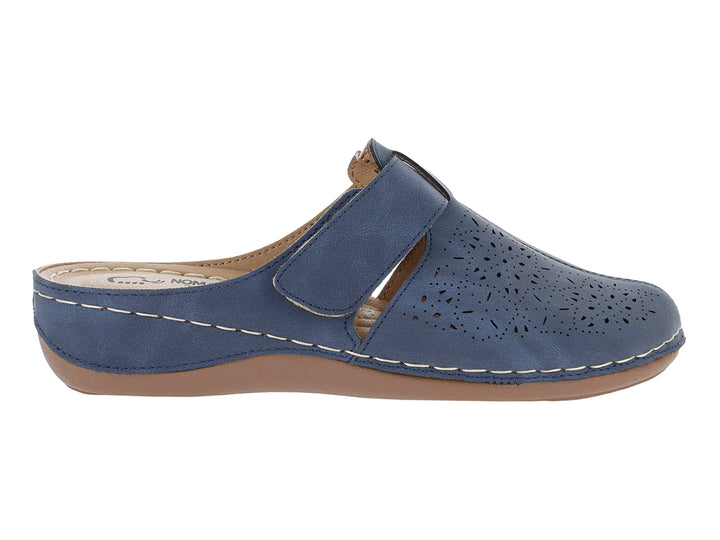 Zapato casual azul de material sintético con detalles perforados y suela color café.