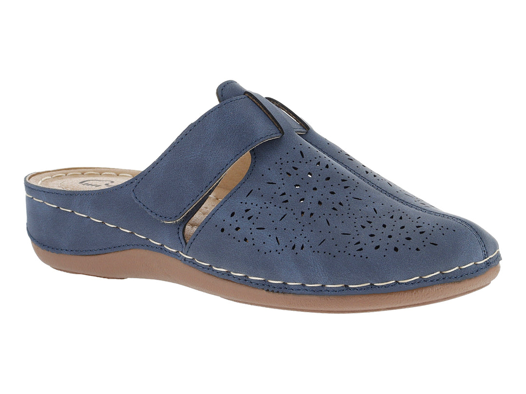 Zapato casual azul de material sintético con detalles perforados y suela color café.