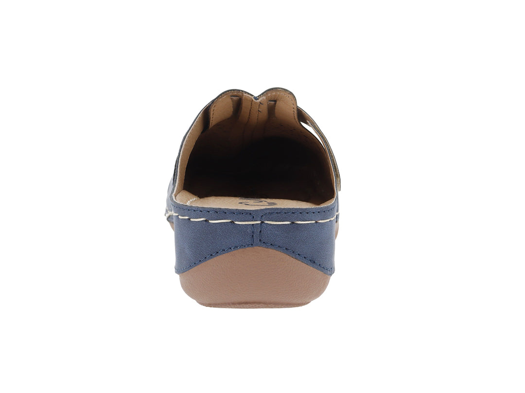 Zapato casual azul de material sintético con detalles perforados y suela color café.