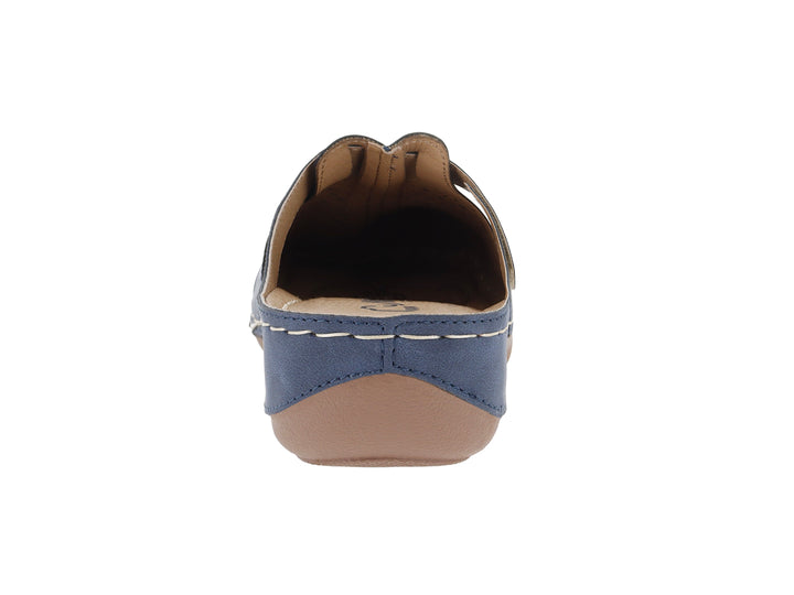 Zapato casual azul de material sintético con detalles perforados y suela color café.