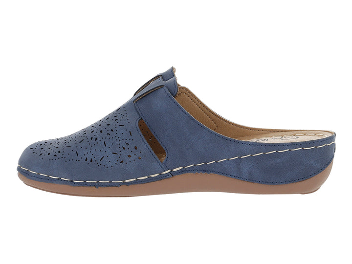 Zapato casual azul de material sintético con detalles perforados y suela color café.