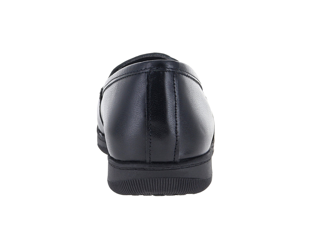 Zapato plano de confort color negro, estilo slip-on con suela cómoda.