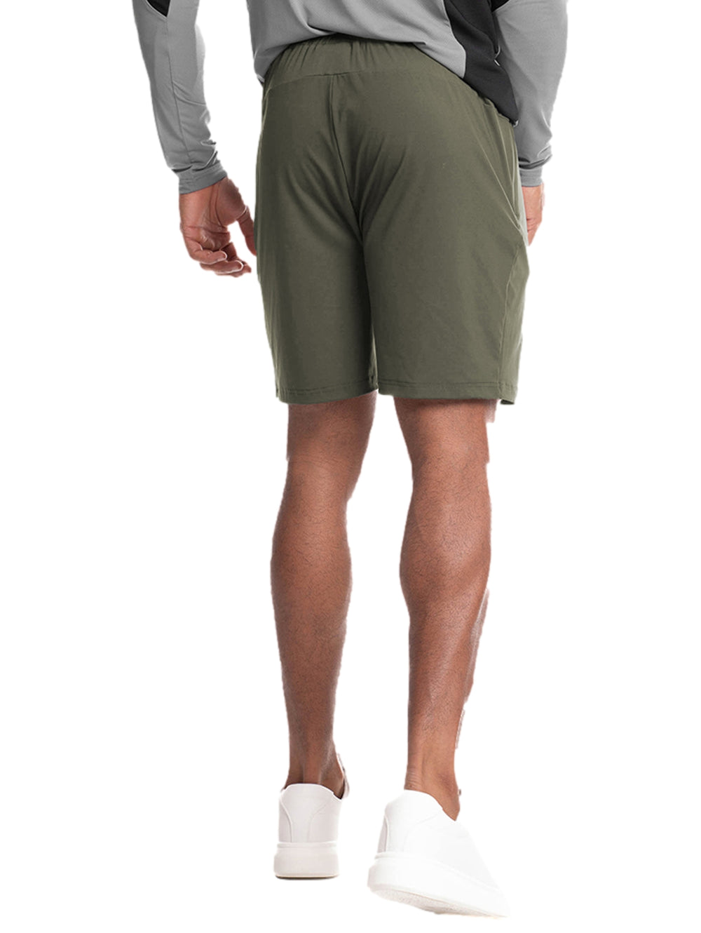 Hombre vistiendo un short deportivo de color olivo marca Everlast con tenis blancos.