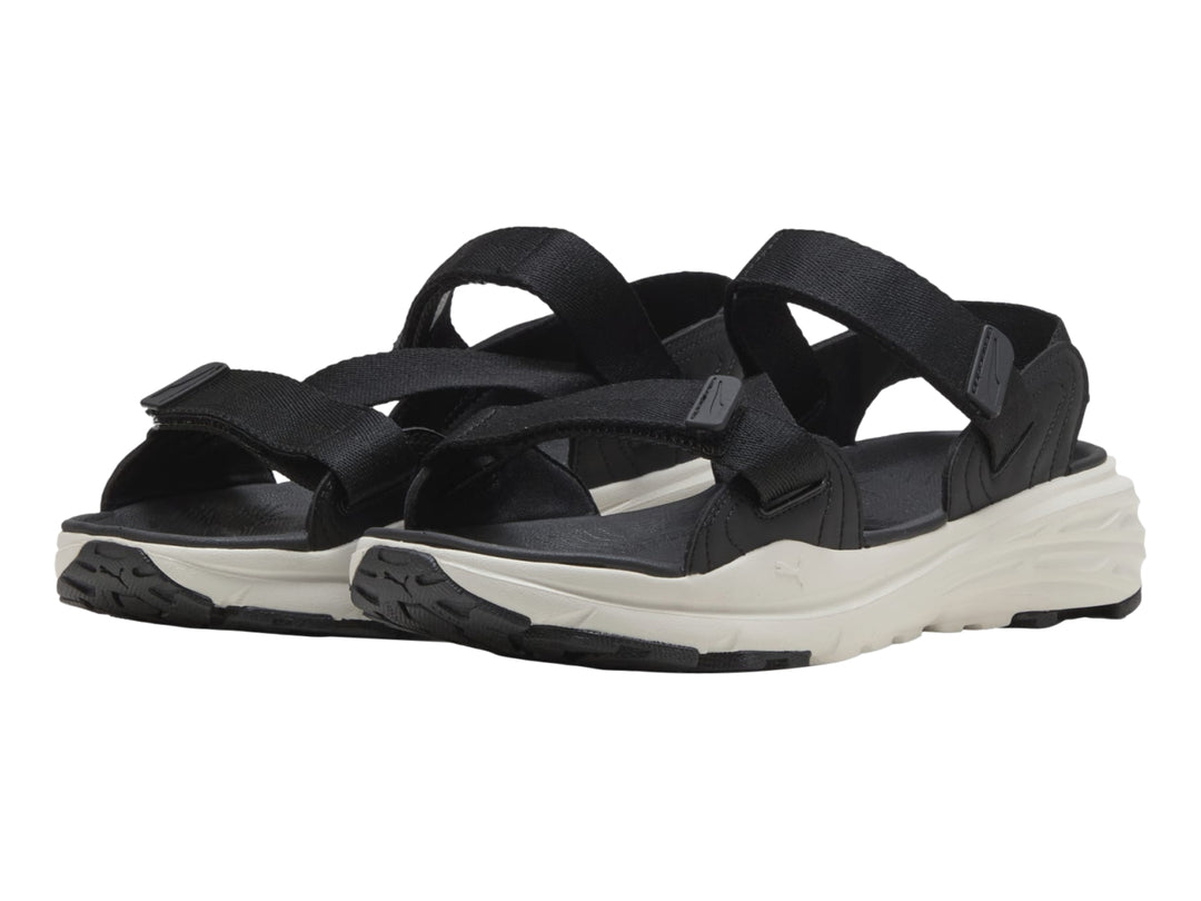 Sandalia deportiva PUMA de color negro con suela gruesa en color blanco.