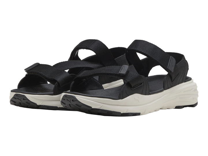 Sandalia deportiva PUMA de color negro con suela gruesa en color blanco.