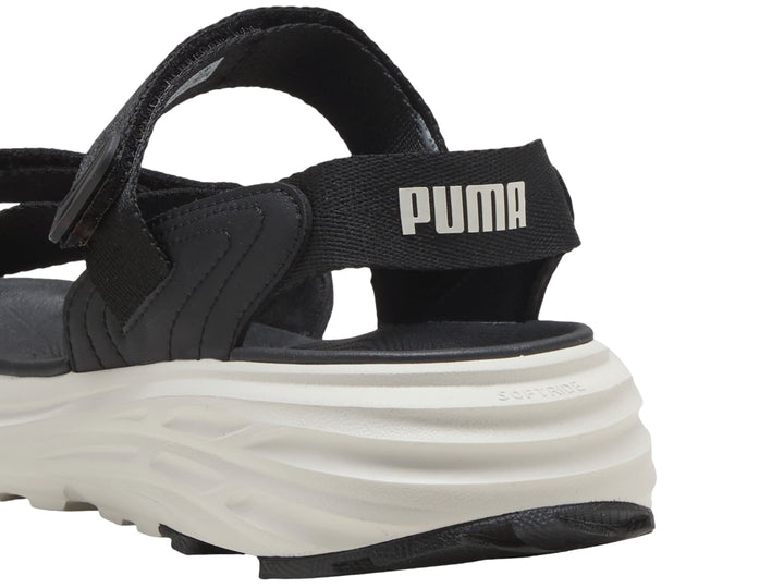 Sandalia deportiva PUMA de color negro con suela gruesa en color blanco.