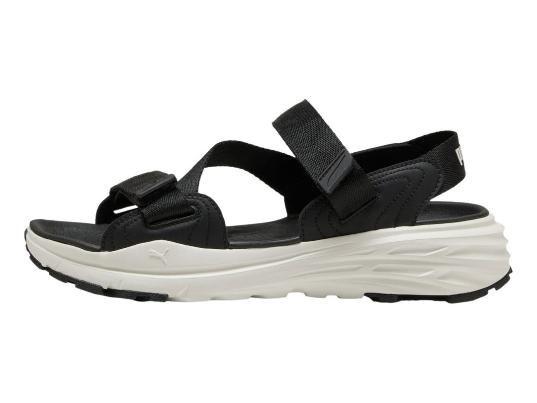 Sandalia deportiva PUMA de color negro con suela gruesa en color blanco.