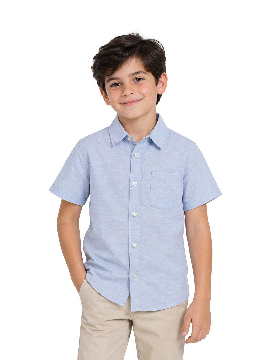 Niño vistiendo una camisa de lino color celeste de manga corta con botones y un bolsillo frontal.