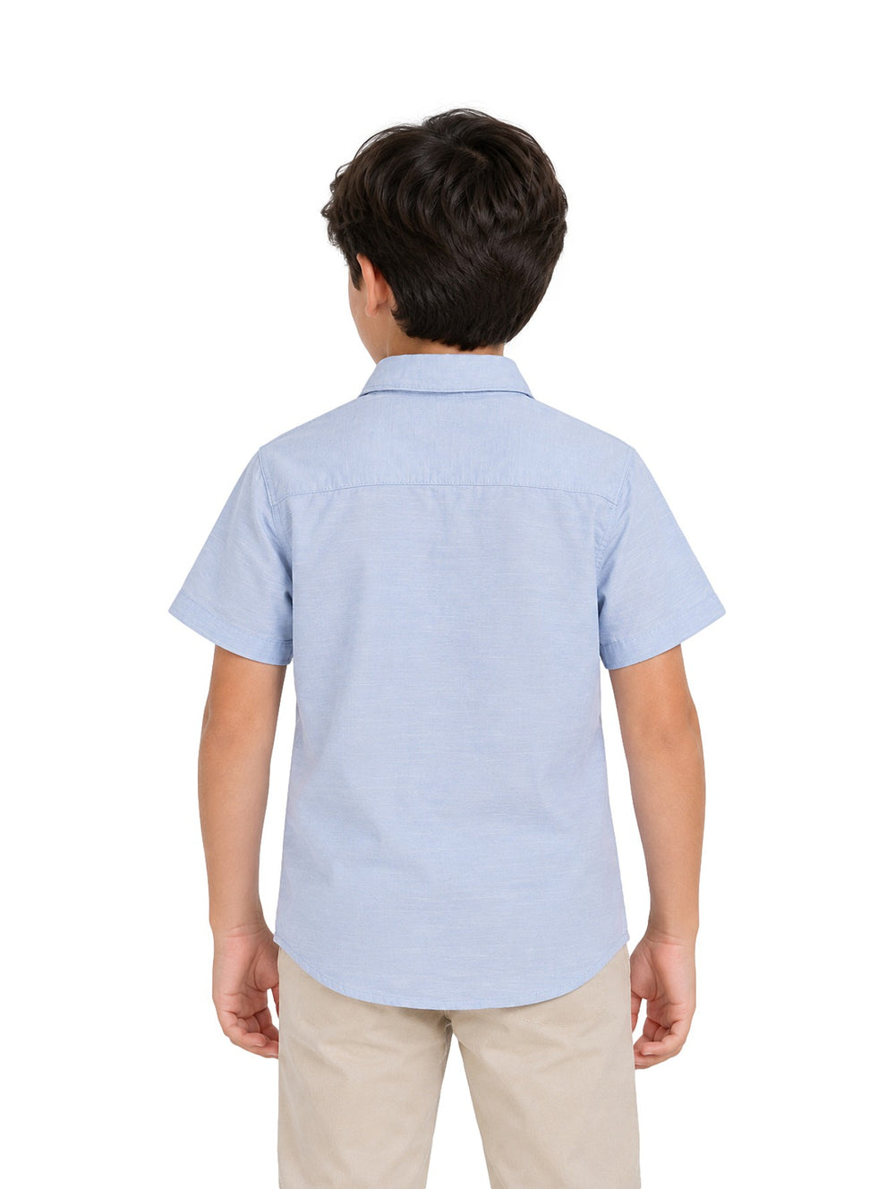 Niño vistiendo una camisa de lino color celeste de manga corta con botones y un bolsillo frontal.