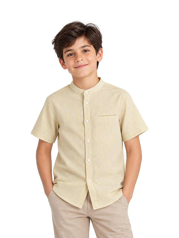 Niño vistiendo camisa de lino color oliva con rayas verticales, cuello mao y manga corta.