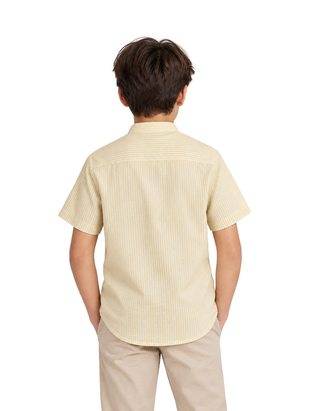 Niño vistiendo camisa de lino color oliva con rayas verticales, cuello mao y manga corta.