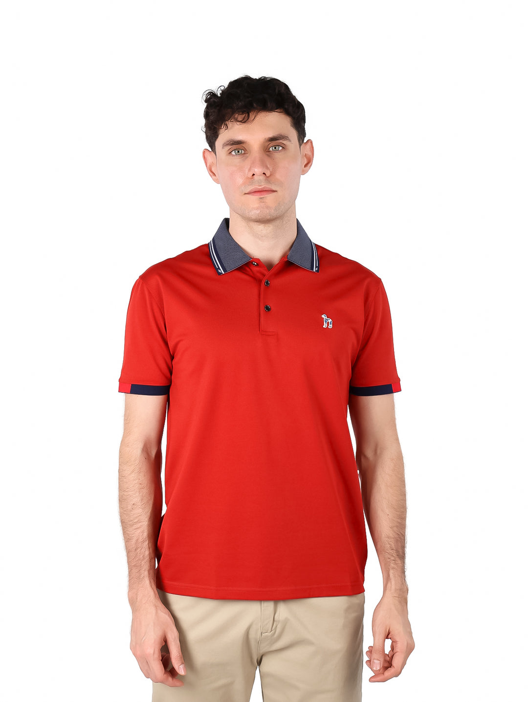 Hombre vistiendo playera polo color ladrillo con detalles en gris oscuro en el cuello y los puños de las mangas.