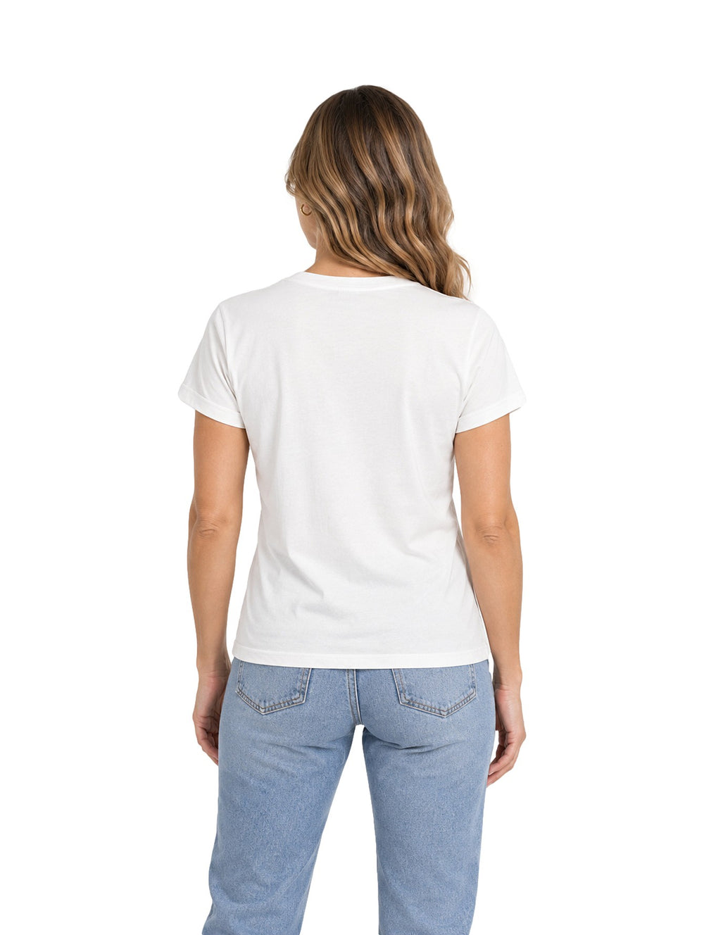 Mujer vistiendo una playera Roman Fashion color ivory de cuello redondo y manga corta con jeans azules.