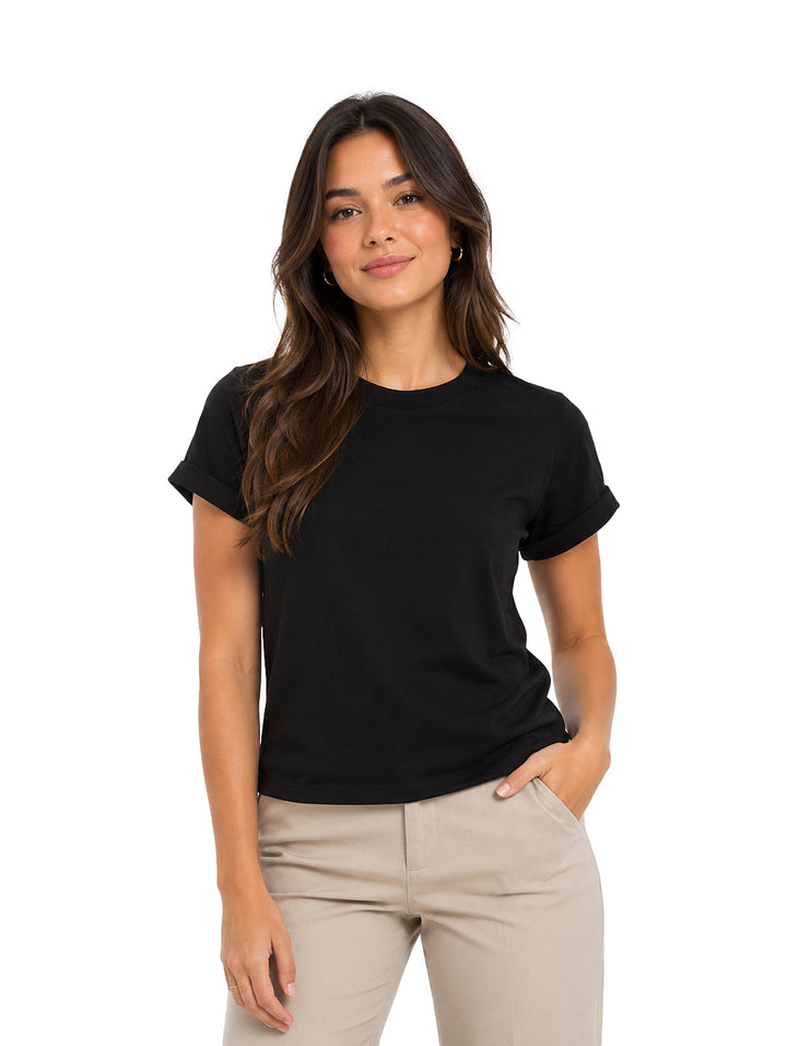 Mujer vistiendo una blusa negra de manga corta y cuello redondo.