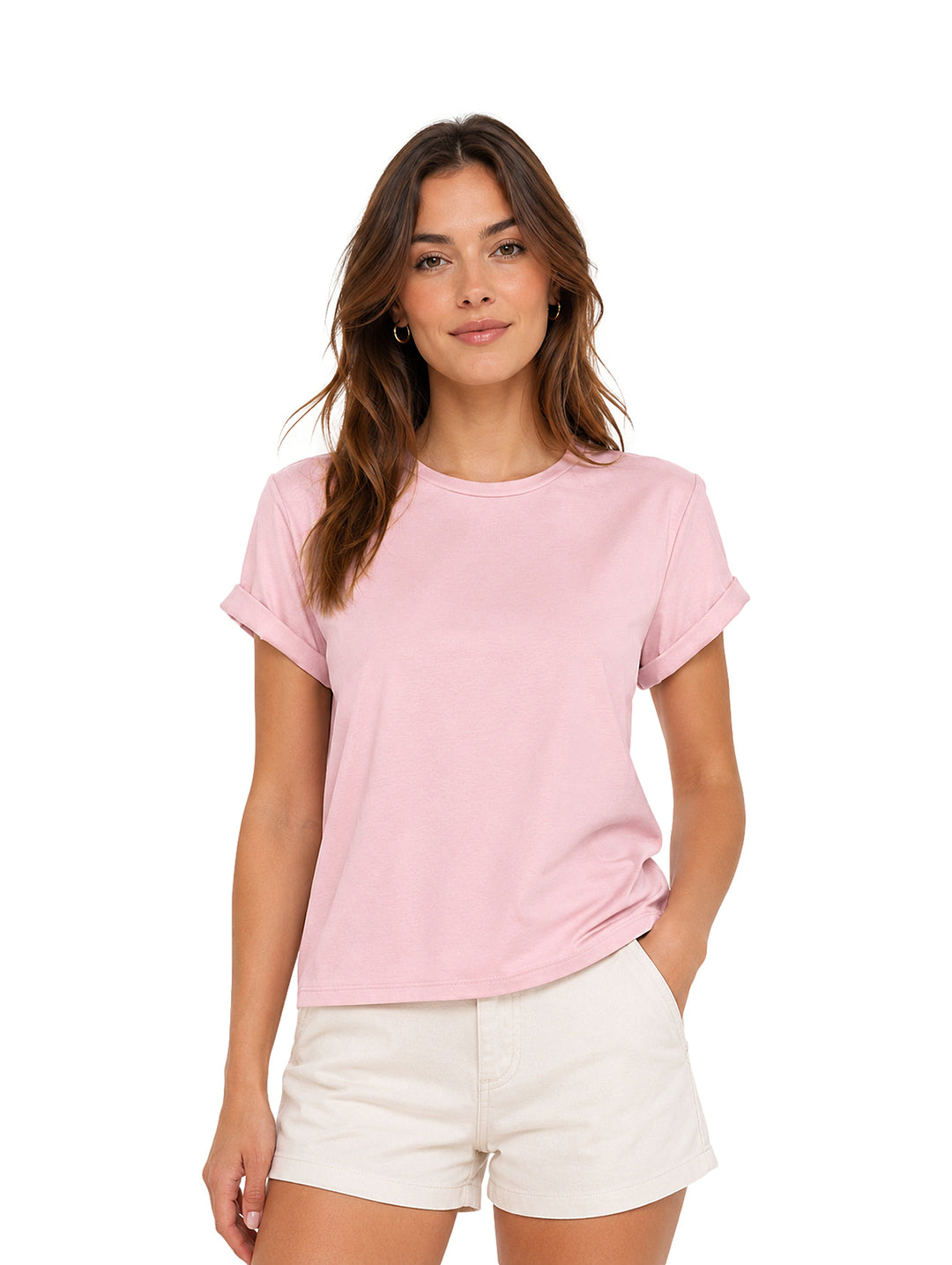 Mujer vistiendo una playera rosa de manga corta y cuello redondo.