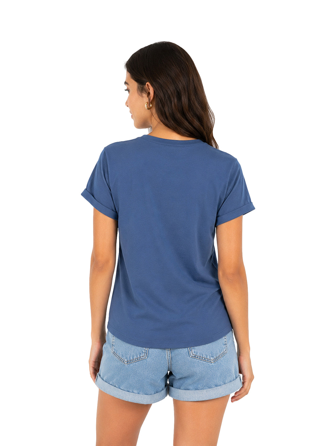 Mujer vistiendo una playera azul de manga corta y cuello redondo.
