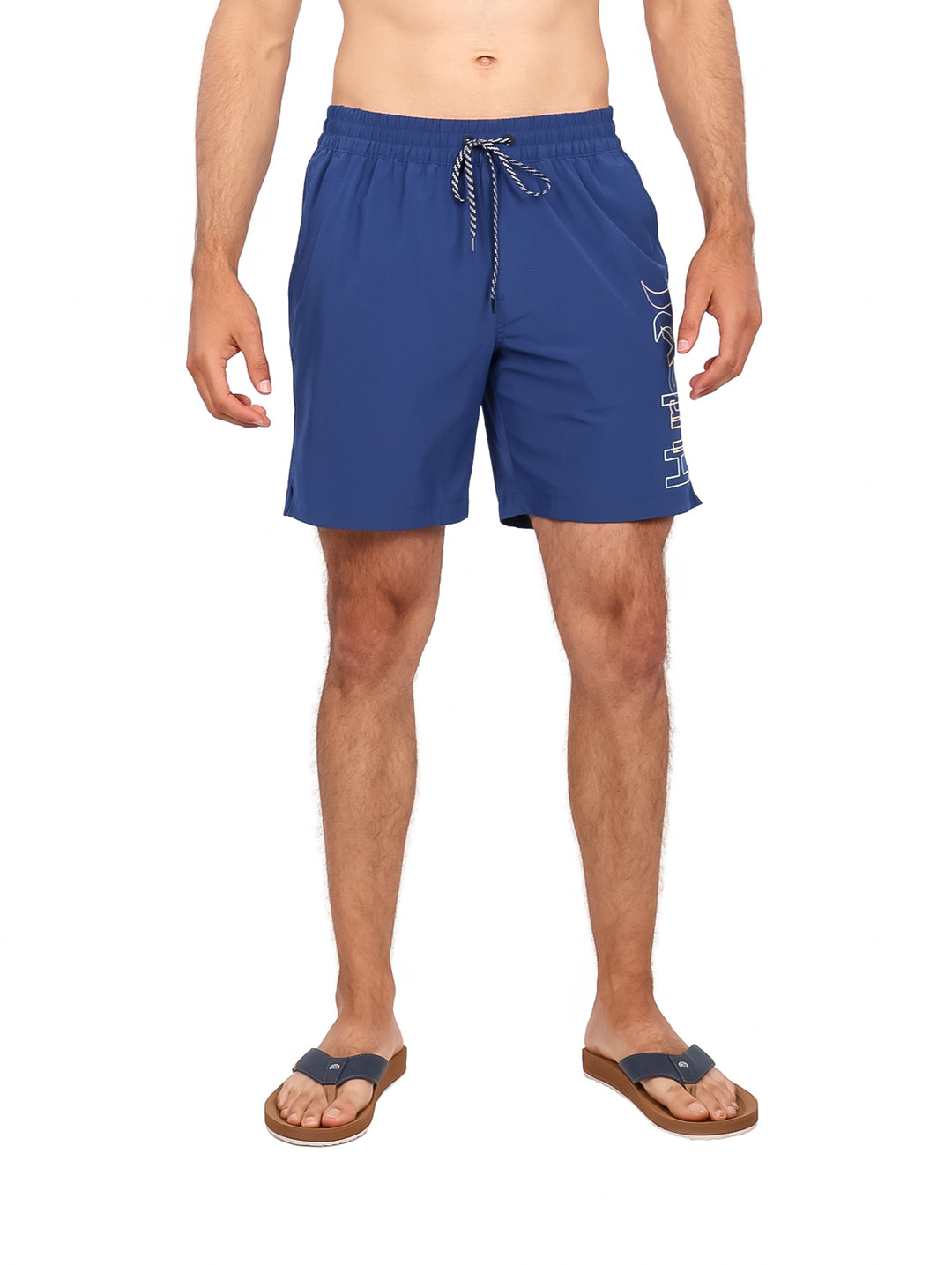 Hombre vistiendo traje de baño corto color azul marino de la marca Hurley.