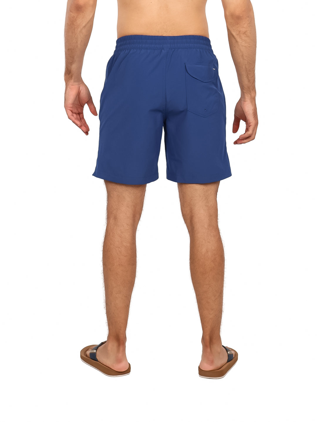 Hombre vistiendo traje de baño corto color azul marino de la marca Hurley.
