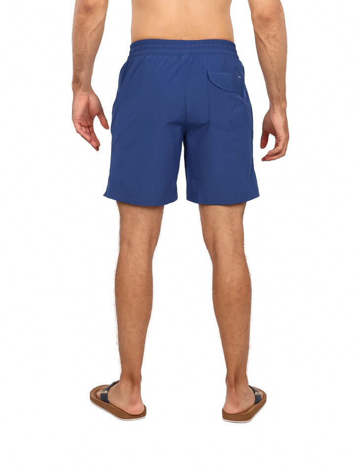 Hombre vistiendo traje de baño corto color azul marino de la marca Hurley.