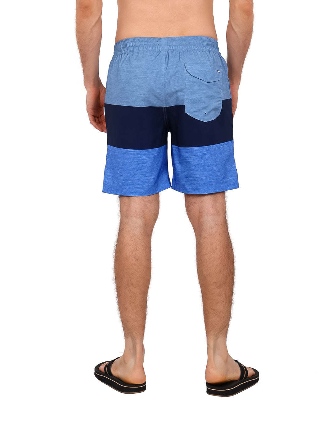 Hombre vistiendo traje de baño Hurley color azul mystic blue con diseño de franjas horizontales.
